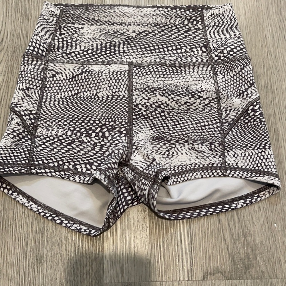 lululemon In movement short 2.5” size 4
